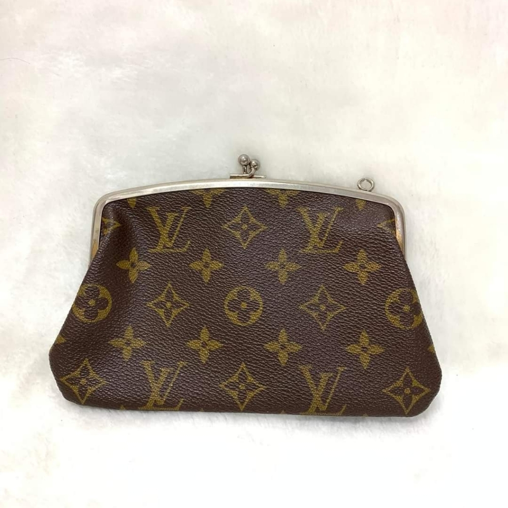 SOLD!!!Authentic Vintage Kisslock pouch